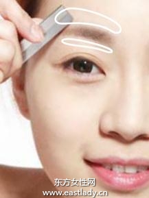 香槟色珠光粉底+哑光散粉打造低调奢华感底妆