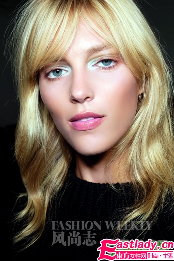 流行甜美 焦糖发色搭蜜粉妆