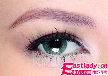 流行甜美 焦糖发色搭蜜粉妆