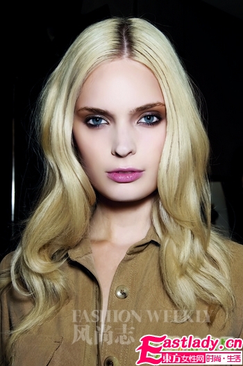 流行甜美 焦糖发色搭蜜粉妆