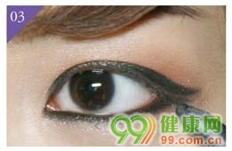 画韩国烟熏妆的步骤图解