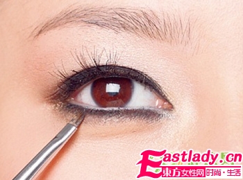 冬季的迷人魅惑眼妆步骤图解