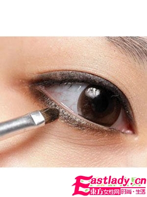 清纯派烟熏妆的画法