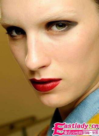 白眉红唇秀场复古妆容