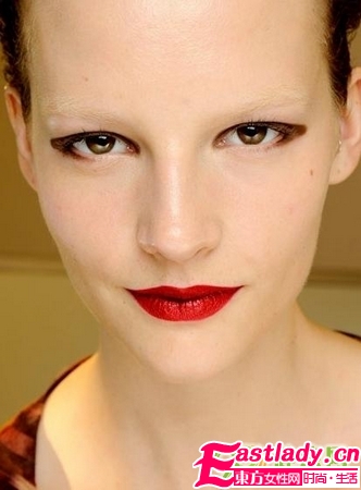 白眉红唇秀场复古妆容