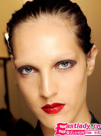 白眉红唇秀场复古妆容