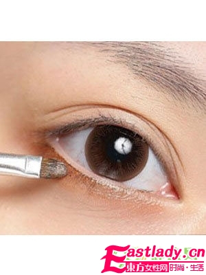 清纯派烟熏妆的画法