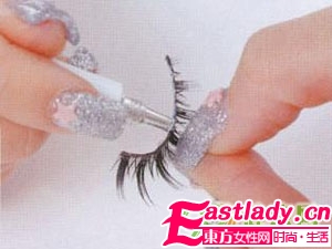 如何正确卸假睫毛眼妆