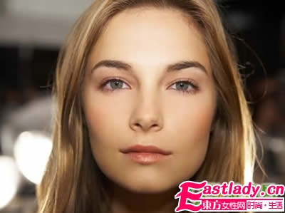 个性粗眉妆的画法