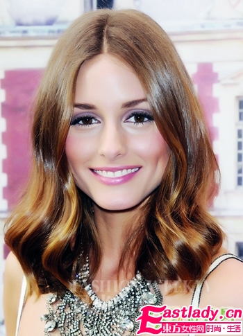 流行甜美 焦糖发色搭蜜粉妆