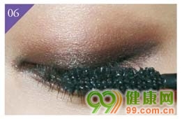 画韩国烟熏妆的步骤图解