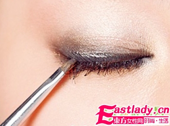 冬季的迷人魅惑眼妆步骤图解