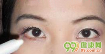 黄脸婆巧妙妆容变身美丽轻熟女