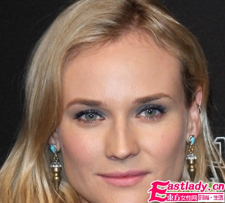 蓝色烟熏妆正流行