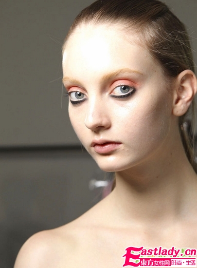 犀利女人妆 时装周下眼线走红