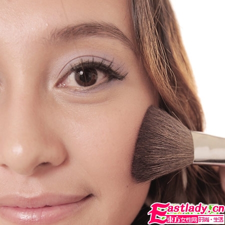 巧画烟熏妆 黑皮MM性感变身