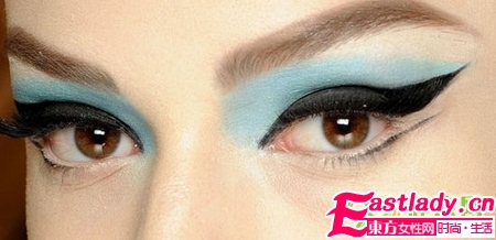 用贴的眼线 让T台妆容变简单