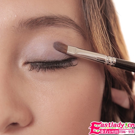 巧画烟熏妆 黑皮MM性感变身