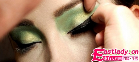 用贴的眼线 让T台妆容变简单