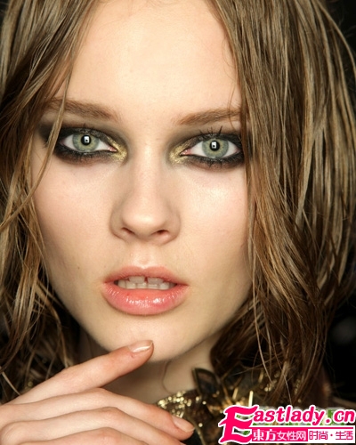 新潮流 彩色眼影大混搭