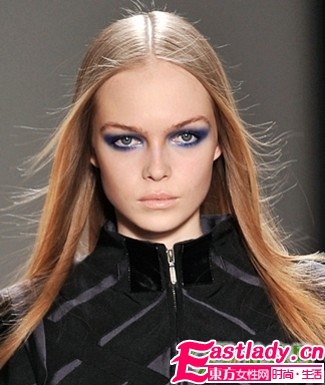 蓝色烟熏妆正流行