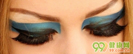 用贴的眼线 让T台妆容变简单