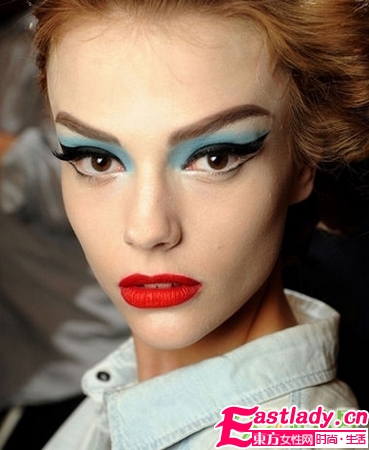 用贴的眼线 让T台妆容变简单