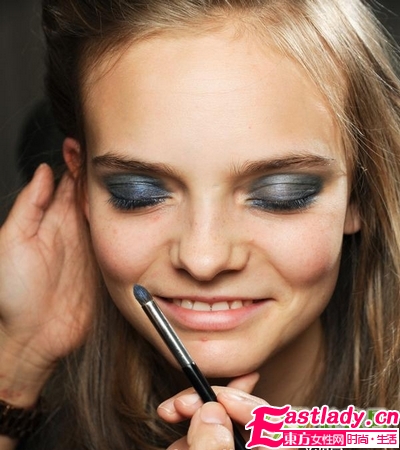 夜空蓝烟熏妆 来自梵高画作的灵感