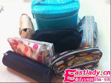 网友爆韩国美女同事的化妆包