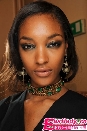 魅惑小烟熏的香槟色妆容