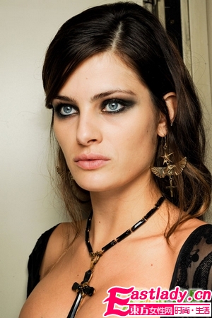 魅惑小烟熏的香槟色妆容