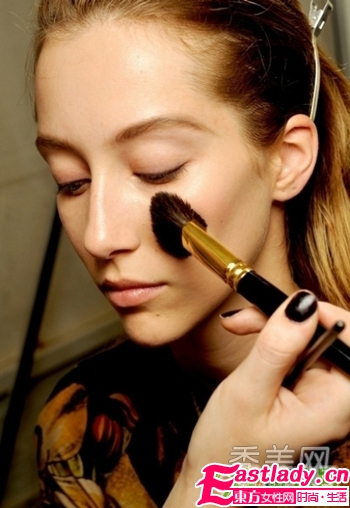 眼镜妹这样画眼妆 7重点打造电眼妆 (图)