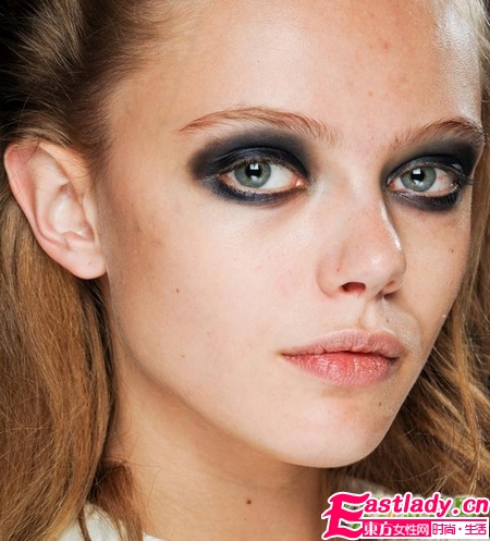 夜空蓝烟熏妆 来自梵高画作的灵感