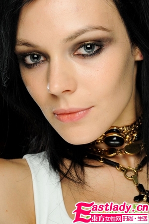 魅惑小烟熏的香槟色妆容