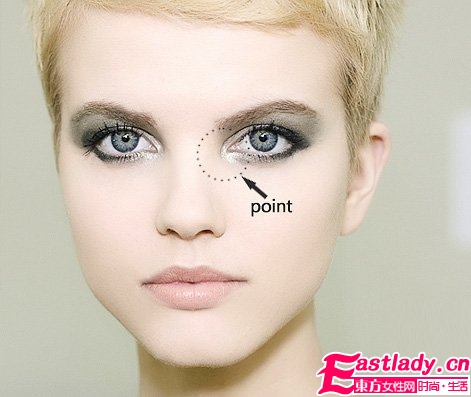 四步打造最炫的金属烟熏妆