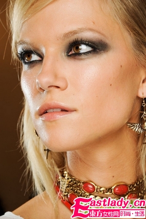 魅惑小烟熏的香槟色妆容