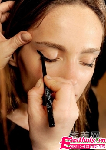 眼镜妹这样画眼妆 7重点打造电眼妆 (图)