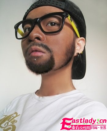 奇 美女化妆变身张震岳