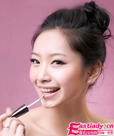 菱形脸的化妆技巧 彩妆瘦脸