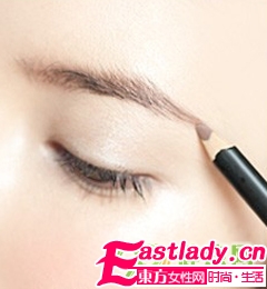 性感烟熏眼妆的技巧步骤图解