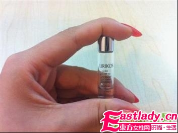 网友爆韩国美女同事的化妆包