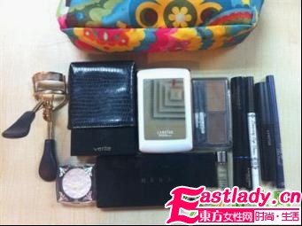 网友爆韩国美女同事的化妆包