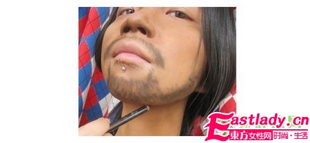 奇 美女化妆变身张震岳