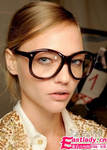 眼镜妹这样画眼妆 7重点打造电眼妆 (图)