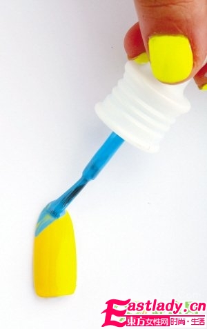 教你DIY夏日绚丽花色指甲