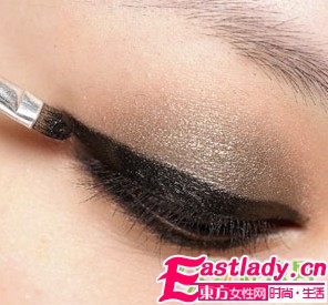 深邃媚眼 烟熏妆打造步骤图解