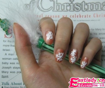 用牙签DIY彩绘雪花美甲