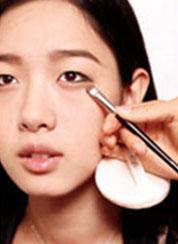 下垂眼线化出无辜眼妆