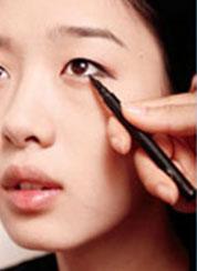 下垂眼线化出无辜眼妆