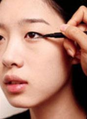 下垂眼线化出无辜眼妆